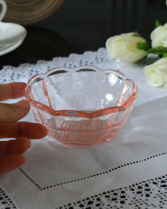 アンティーク 雑貨のガラス小物　アンティーク雑貨　淡いピンク色が可愛いプレスドグラス、小さなアンティークガラスボウル。いろいろ便利に使えます食卓で使うのはもちろん、お花を浮かべたり、花器代わりに使ったりと自分だけの使い方を楽しんで下さい。(pg-5981)