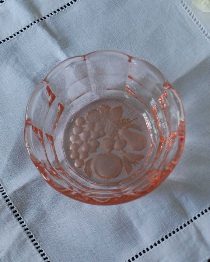 アンティーク 雑貨のガラス小物　アンティーク雑貨　淡いピンク色が可愛いプレスドグラス、小さなアンティークガラスボウル。上から見るとこんな感じです。(pg-5981)