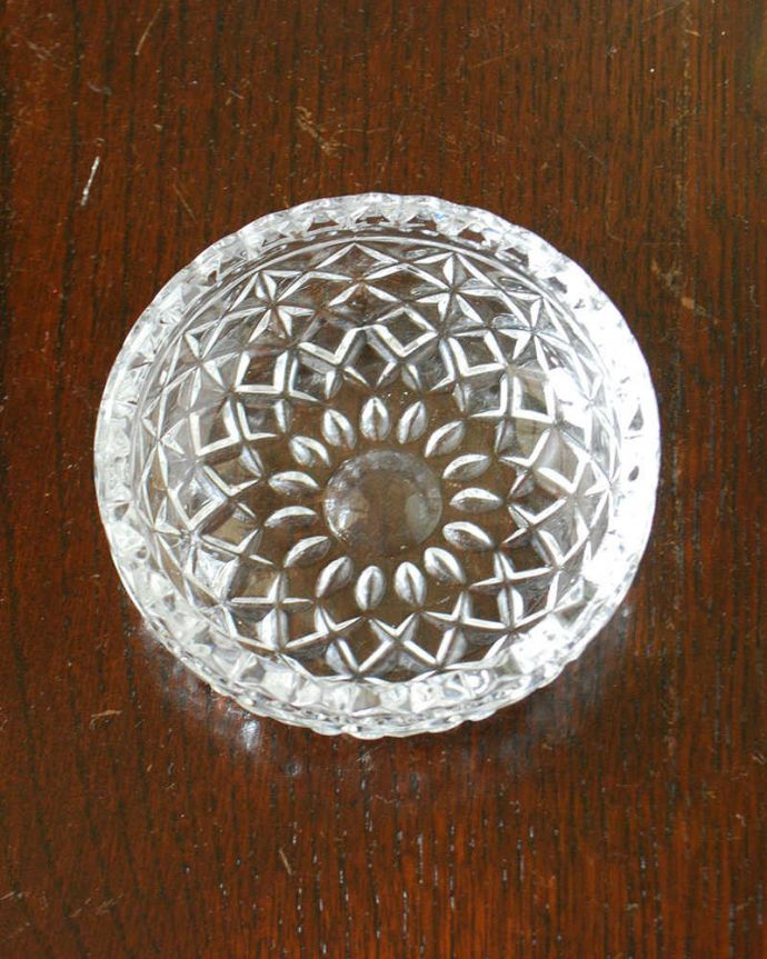アンティーク 雑貨のガラス小物　アンティーク雑貨　プレスドグラスの小さな小物入れ、アンティークガラスのアクセサリートレイ。上から見るとこんな形アンティークなので多少のキズやカケがある場合はありますが、使用上問題はありませんのでご了承下さい。(pg-5982)