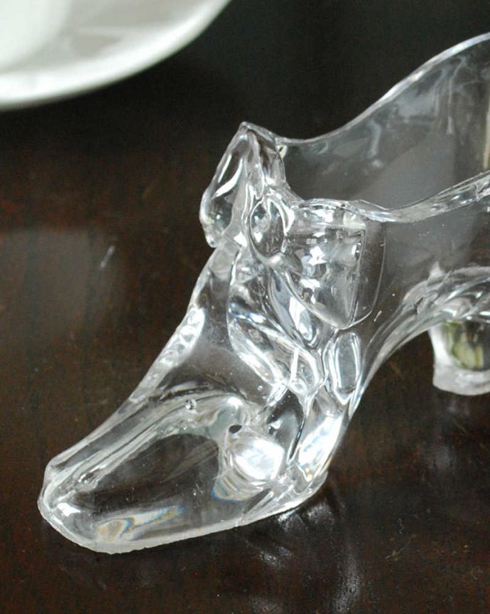 アンティーク 雑貨のガラス小物　アンティーク雑貨　大きなリボンが付いた可愛いガラスのシューズ（靴）アンティークプレスドグラス 。シンデレラ気分が楽しめるガラスの靴昔も今も、シンデレラのガラスの靴は女の子の憧れ。(pg-5984)