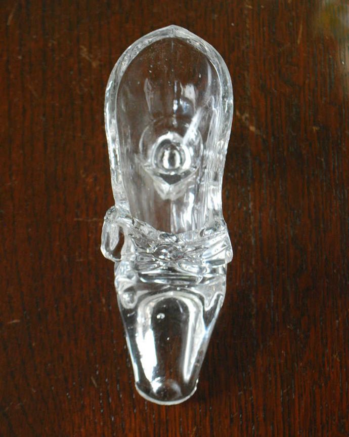 アンティーク 雑貨のガラス小物　アンティーク雑貨　大きなリボンが付いた可愛いガラスのシューズ（靴）アンティークプレスドグラス 。上から見ると、こんな形アンティークなので多少のキズやカケがある場合はありますが、使用上問題はありませんのでご了承下さい。(pg-5984)