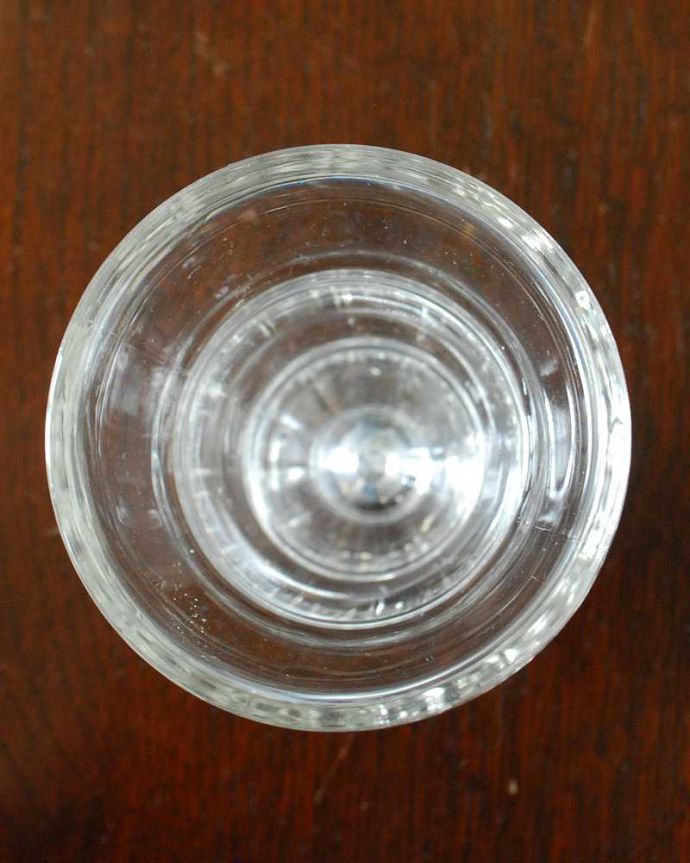 アンティーク 雑貨のガラス小物　アンティーク雑貨　イギリスのプレスドグラスのアンティークフラワーベース（セロリーベース）。上から見てチェックアンティークのため、多少の欠け・傷がある場合がありますが、使用上問題はありませんので、ご了承下さい。(pg-5987)
