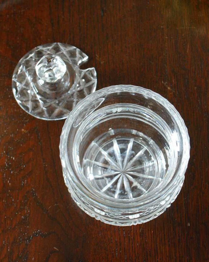 アンティーク 雑貨のガラス小物　アンティーク雑貨　ティータイムが華やかになるアンティークプレスドグラス、シュガーポット。ふたをとって中をのぞいてみると･･･アンティークのため、多少の欠け・傷がある場合がありますが、使用上問題はありませんので、ご了承下さい。(pg-5992)