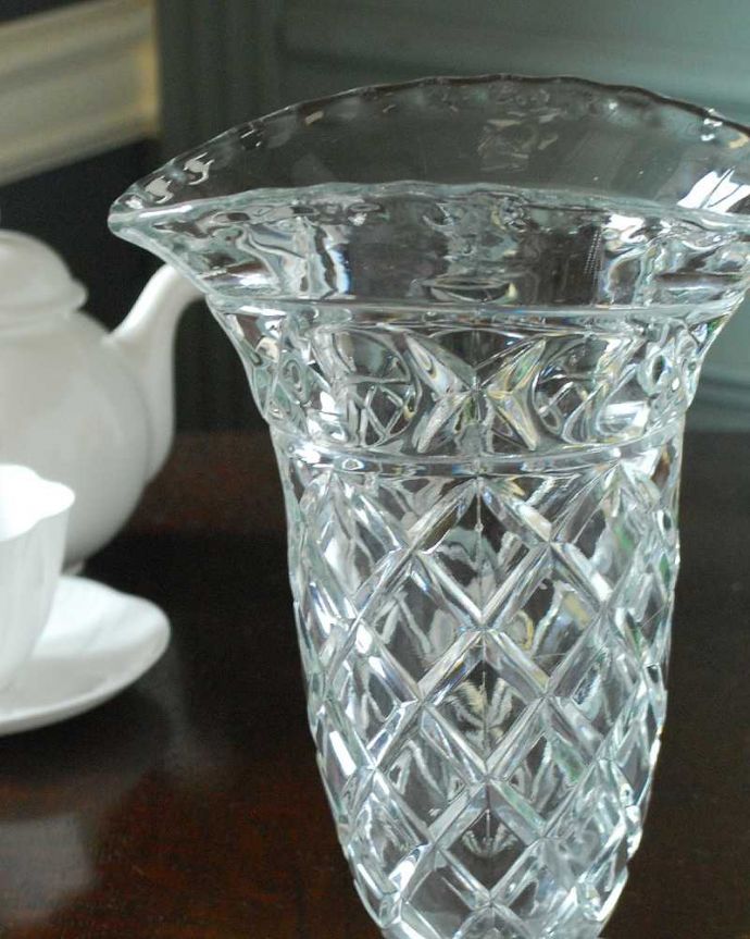 アンティーク 雑貨のガラス小物　アンティーク雑貨　扇型がオシャレなフラワーベース、アンティークプレスドグラス 。光が入るとキラキラと輝きますサイズが大きなプレスドグラスは、より太陽の光を反射してキラキラと輝きます。(pg-5993)