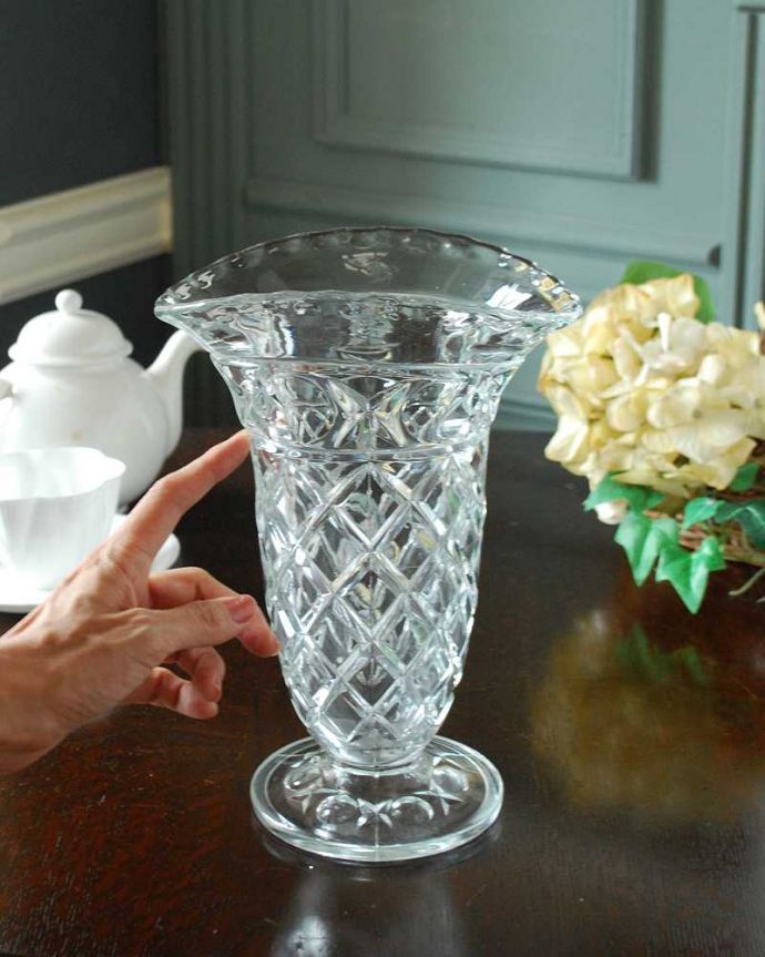 アンティーク 雑貨のガラス小物　アンティーク雑貨　扇型がオシャレなフラワーベース、アンティークプレスドグラス 。置くだけで華やかな雰囲気大きなサイズの花器は、お家に1つは欲しいアイテム。(pg-5993)