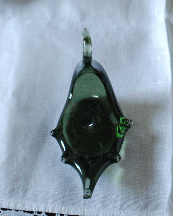アンティーク 雑貨のガラス小物　アンティーク雑貨　落ち着いた色のステキなスワンのオブジェ、イギリスアンティークプレスドグラス 。上から見るとこんな感じです。(pg-5999)