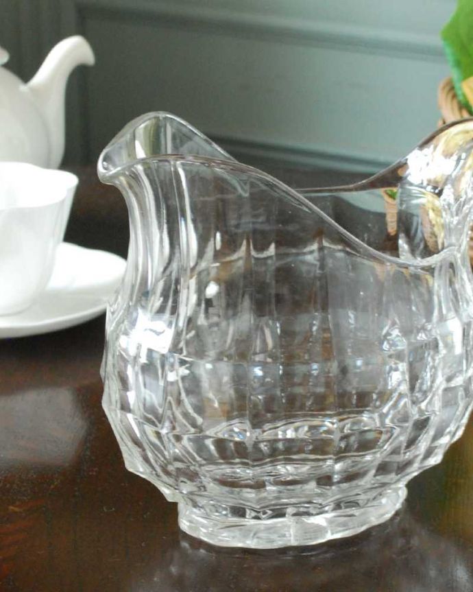 アンティーク 雑貨のガラス小物　アンティーク雑貨　何を入れてもオシャレに見えるアンティーク プレスドグラスのピッチャー（ジャグ）。英国の家庭には必ずあるウォータージャグアルコールを飲まない人のためにテーブルの中央にお水を置いて置かれていたウォータージャグ。(pg-6002)