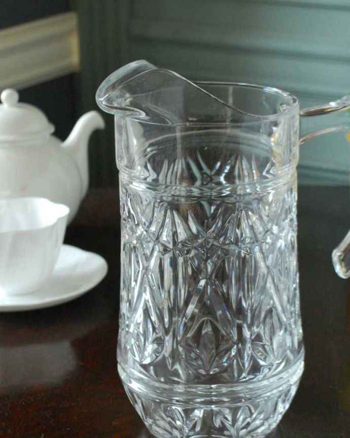 アンティーク 雑貨のガラス小物　アンティーク雑貨　イギリスで見つけたアンティークプレスドグラスのピッチャー。英国の家庭には必ずあるウォータージャグアルコールを飲まない人のためにテーブルの中央にお水を置いて置かれていたウォータージャグ。(pg-6003)