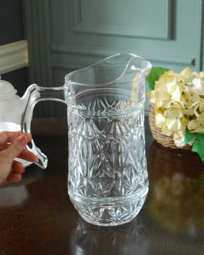 アンティーク 雑貨のガラス小物　アンティーク雑貨　イギリスで見つけたアンティークプレスドグラスのピッチャー。いろんな使い方が出来ます飲み物を入れるのはもちろんフラワーベースとしても使いやすい便利なサイズです。(pg-6003)