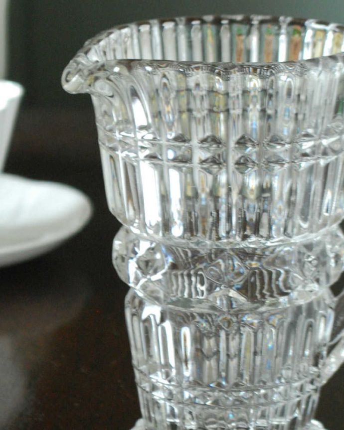 アンティーク 雑貨のガラス小物　アンティーク雑貨　ガラスの小物でテーブルが華やかになる、アンティークプレスドグラス（ミルクポット）。お茶の時間に欠かせないミルクピッチャーミルクティーが大好きな英国人が作ったガラスのミルクピッチャーは、たっぷりミルクが注げるようにサイズが大きめです。(pg-6012)