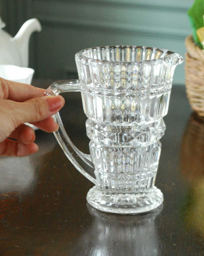 アンティーク 雑貨のガラス小物　アンティーク雑貨　ガラスの小物でテーブルが華やかになる、アンティークプレスドグラス（ミルクポット）。持ち手もしっかり付いています昔と同じようにミルクを入れて使うのはもちろん使い方は自由自在。(pg-6012)