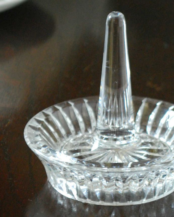 アンティーク 雑貨のガラス小物　アンティーク雑貨　プレスドグラスの小さなリングスタンド、イギリスのアンティークガラス雑貨。大切な指輪のために作られた場所真ん中に指輪を通して使われていたリングスタンド。(pg-6013)
