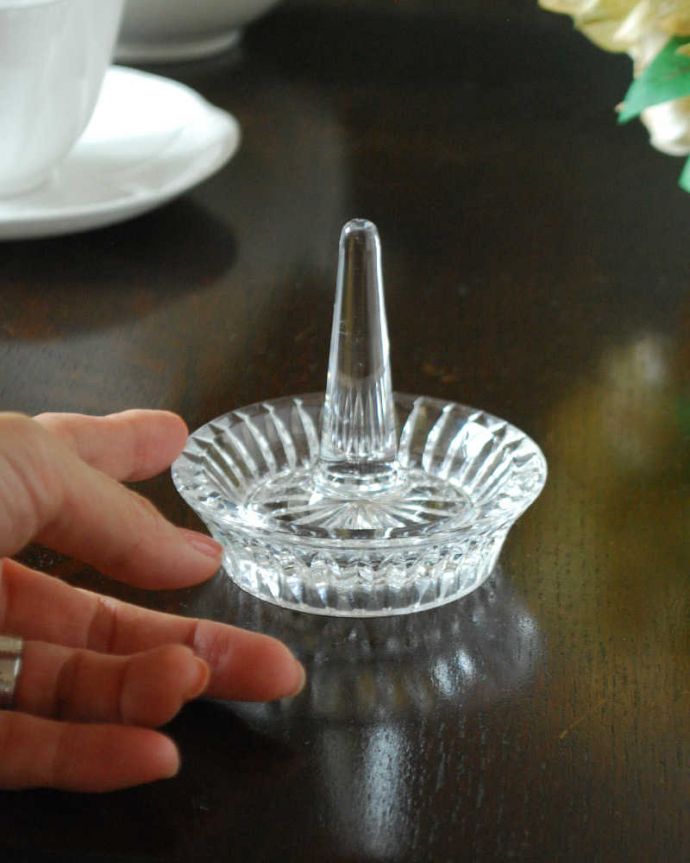 アンティーク 雑貨のガラス小物　アンティーク雑貨　プレスドグラスの小さなリングスタンド、イギリスのアンティークガラス雑貨。お気に入りのアクセサリーと一緒に真ん中に指輪を挿して周りにはピアスやネックレスを。(pg-6013)