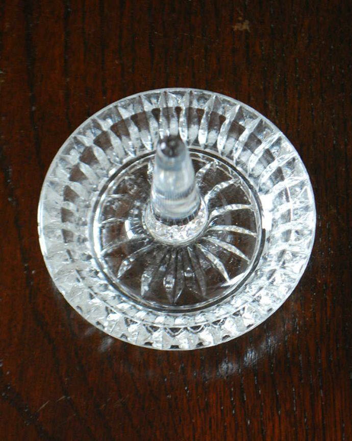 アンティーク 雑貨のガラス小物　アンティーク雑貨　プレスドグラスの小さなリングスタンド、イギリスのアンティークガラス雑貨。上から見るとこんな感じですアンティークなので多少のキズ・欠けがある場合がありますが、使用上問題ありませんので予めご了承下さい。(pg-6013)
