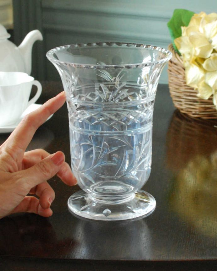 アンティーク 雑貨のガラス小物　アンティーク雑貨　縁取りのレース模様が輝くアンティークガラスのセロリベース（フラワーベース）。気軽に使えるフラワーベース英国らしくいろんなサイズが見つかる花器。(pg-6014)