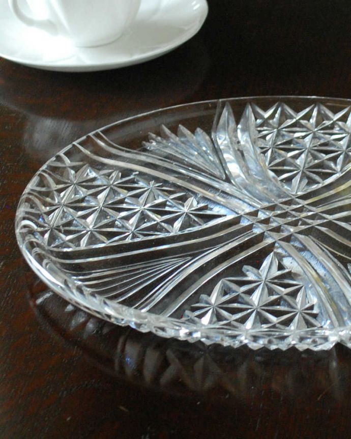 アンティーク 雑貨のガラス小物　アンティーク雑貨　英国のアンティークプレスドグラス、幾何学模様が輝くプレート（お皿）。食事の時間を楽しく過ごすために作られた器貴重だったガラスがプレスドグラスの発達によって気軽に手に入るようになった時代に作られたテーブルウェア。(pg-6015)