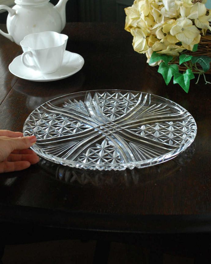 アンティーク 雑貨のガラス小物　アンティーク雑貨　英国のアンティークプレスドグラス、幾何学模様が輝くプレート（お皿）。いろいろ便利に使えます食卓で使うのはもちろん、アクセサリーを並べたり自分だけの使い方を楽しんで下さい。(pg-6015)