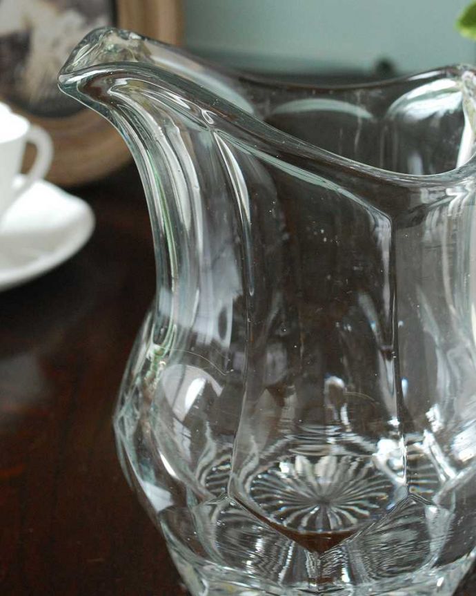 アンティーク 雑貨のガラス小物　アンティーク雑貨　テーブルコーディネートや、フラワーべースとしても使えるアンティークプレスドグラス、ウォータージャグ。英国の家庭には必ずあるウォータージャグアルコールを飲まない人のためにテーブルの中央にお水を置いて置かれていたウォータージャグ。(pg-6016)