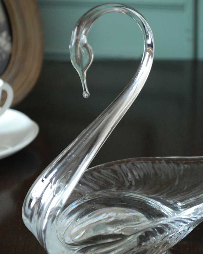 アンティーク 雑貨のガラス小物　アンティーク雑貨　優雅なガラスのスワン（白鳥）のオブジェ、イギリスアンティークプレスドグラス。大切にされてきた白鳥のモチーフとっても美しい白鳥の形をしたプレスドグラス。(pg-6018)