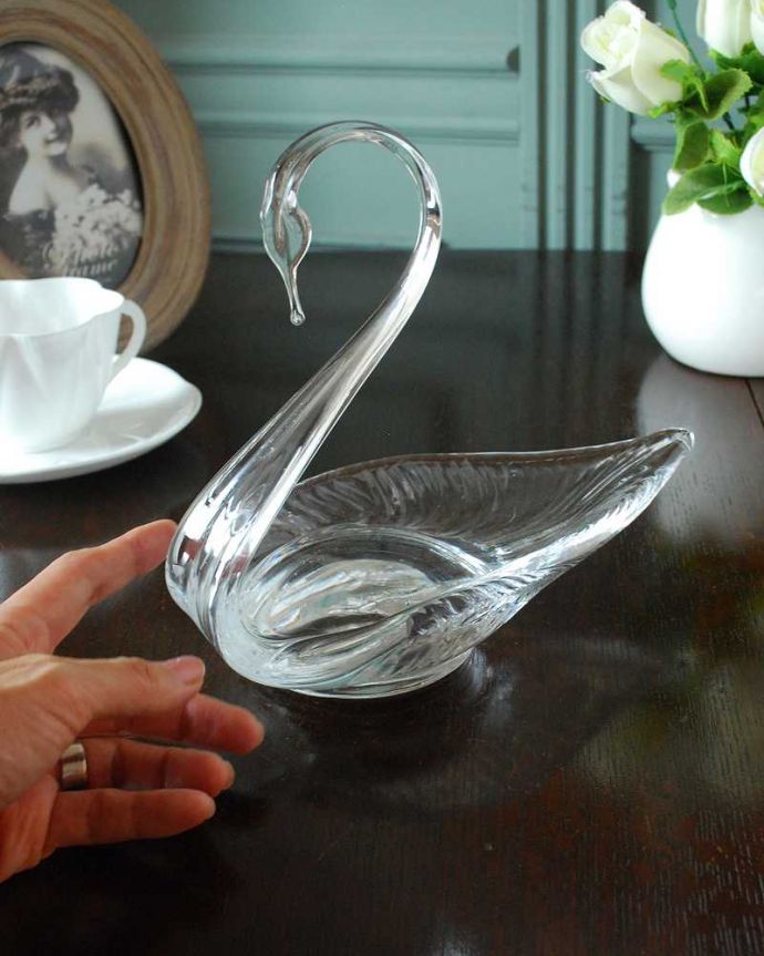 アンティーク 雑貨のガラス小物　アンティーク雑貨　優雅なガラスのスワン（白鳥）のオブジェ、イギリスアンティークプレスドグラス。大きさはこれくらいですコレクションしたくなるくらい、いろんなサイズのものがあります。(pg-6018)
