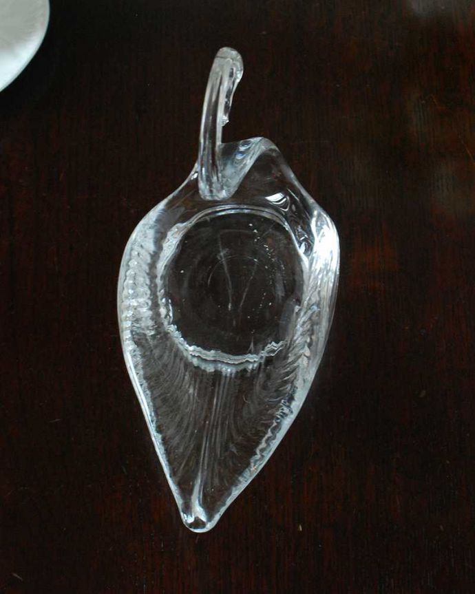 アンティーク 雑貨のガラス小物　アンティーク雑貨　優雅なガラスのスワン（白鳥）のオブジェ、イギリスアンティークプレスドグラス。上から見るとこんな感じです。(pg-6018)