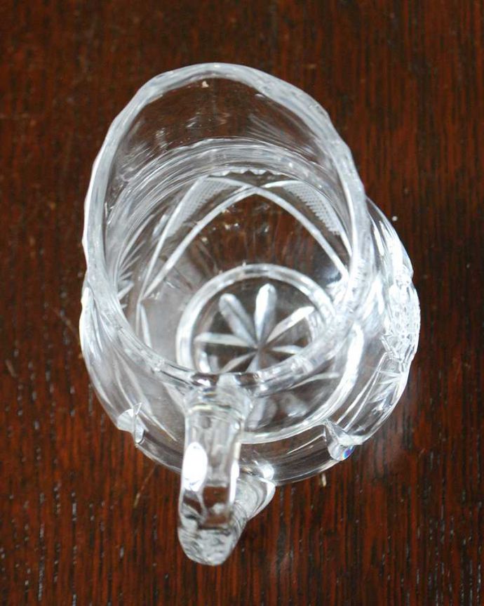 アンティーク 雑貨のガラス小物　アンティーク雑貨　縁から取っ手まで美しいアンティークプレスドグラスのミルクポット。上から見るとこんな感じです。(pg-6019)