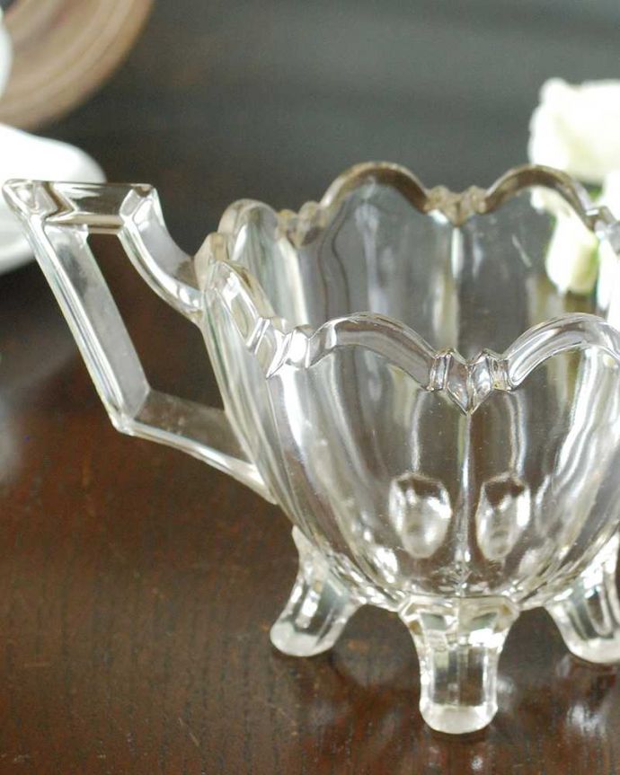 アンティーク 雑貨のガラス小物　アンティーク雑貨　持ち手付きガラスボウル。食事の時間を楽しく過ごすために作られた器貴重だったガラスがプレスドグラスの発達によって気軽に手に入るようになった時代に作られたテーブルウェア。(pg-6020)
