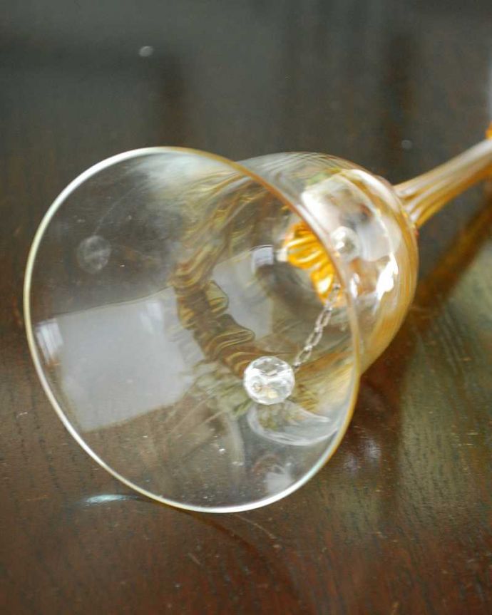 アンティーク 雑貨のガラス小物　アンティーク雑貨　２トーンカラーのアンティークプレスドグラスのガラスベル（アンバー色）。キレイな音を奏でてくれますアンティークなので多少のキズやカケがある場合はありますが、きちんと鳴ります。(pg-6022)