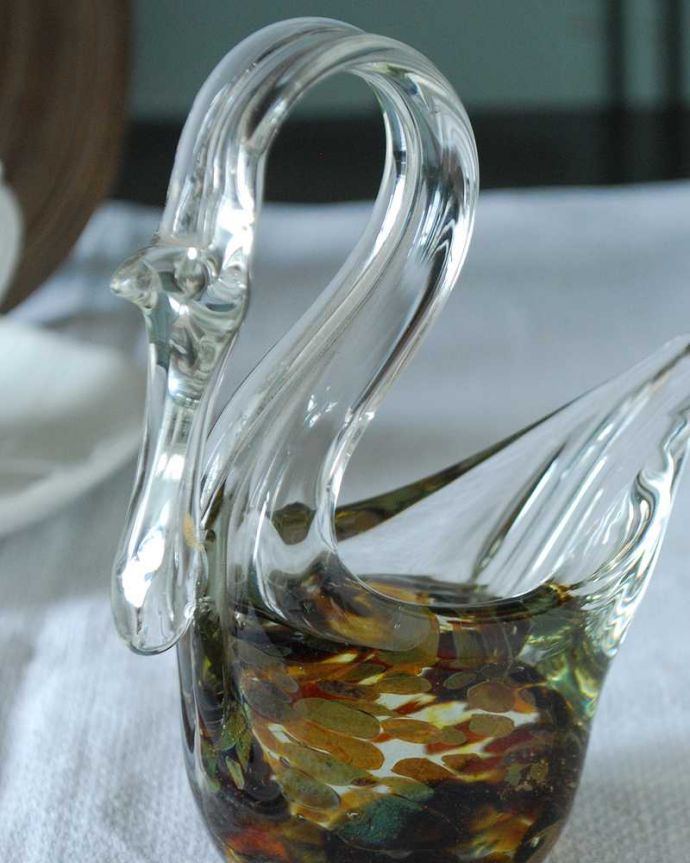 アンティーク 雑貨のガラス小物　アンティーク雑貨　いろんな色のガラスが美しい、スワンの形をしたアンティークプレスドグラス 。大切にされてきた白鳥のモチーフとっても美しい白鳥の形をしたプレスドグラス。(pg-6023)