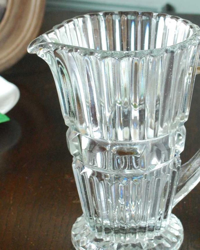 アンティーク 雑貨のガラス小物　アンティーク雑貨　華やかに演出するアンティークミルクポット、プレスドグラス。お茶の時間に欠かせないミルクピッチャーミルクティーが大好きな英国人が作ったガラスのミルクピッチャーは、たっぷりミルクが注げるようにサイズが大きめです。(pg-6025)
