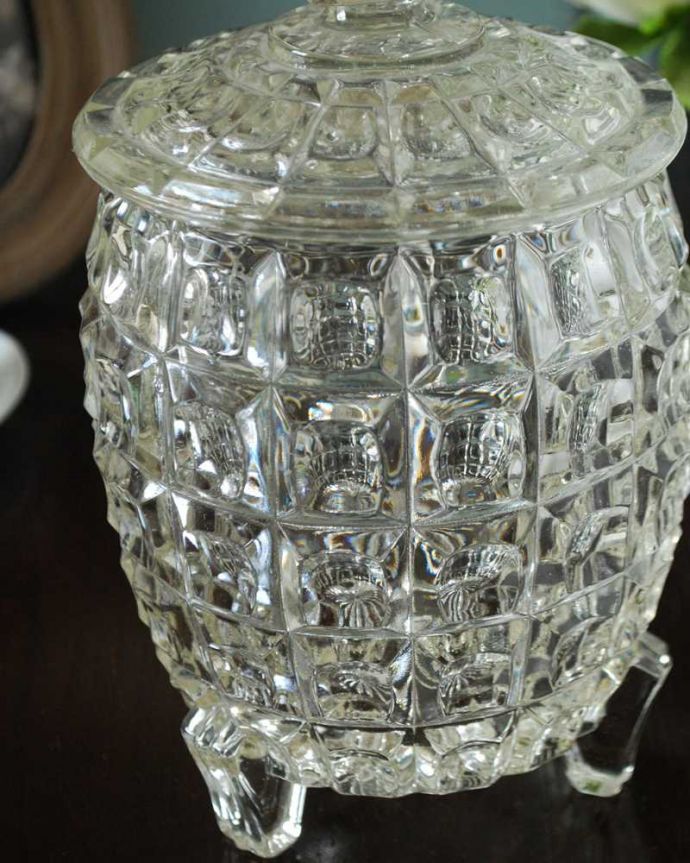 アンティーク 雑貨のガラス小物　アンティーク雑貨　イギリスのアンティークプレスドグラス、クッキージャー（ビスケットバロー）。ビスケットを入れるために作られたガラスの器アフタヌーンティーを楽しむ国で作られたビスケットを入れておくために作られたガラスの器、ビスケットバロー。(pg-6032)