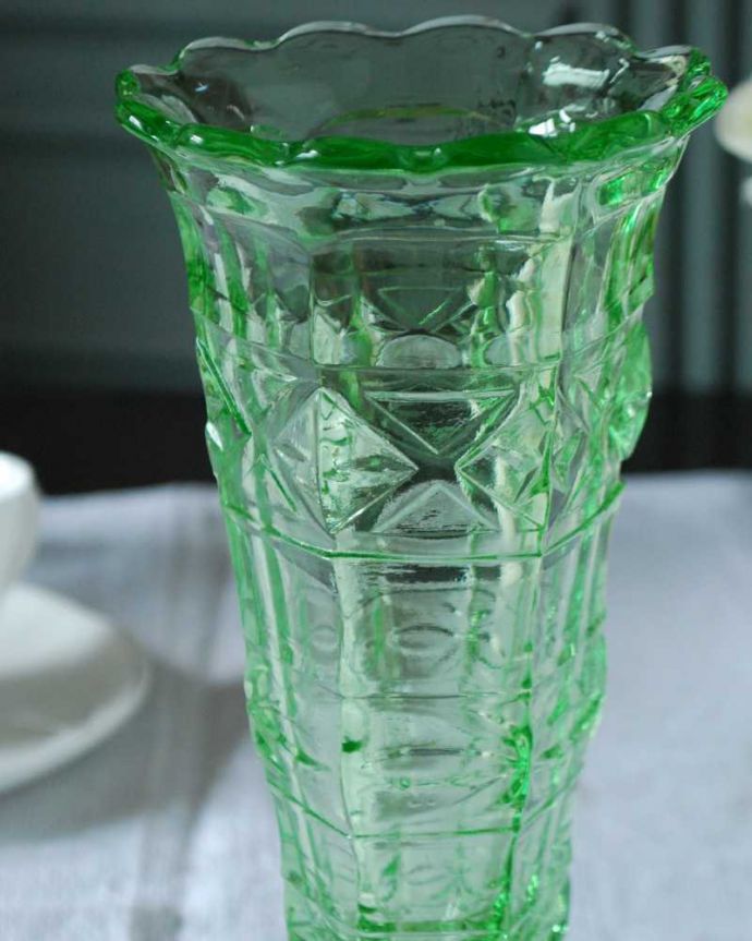 アンティーク 雑貨のガラス小物　アンティーク雑貨　華やかなグリーンカラー、アンティークガラスのフラワーベース（プレスドグラス）。普段の生活にパッと華を添えてくれるアンティーク気軽に使えるアンティークのプレスドグラスの中で、もっとも英国らしいアイテムの花器。(pg-6034)