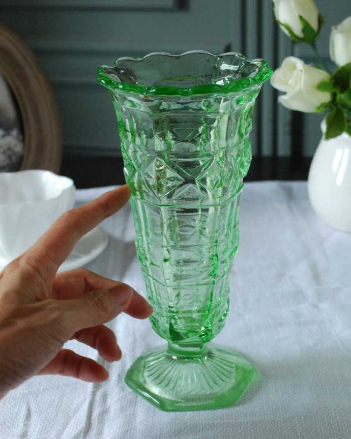 アンティーク 雑貨のガラス小物　アンティーク雑貨　華やかなグリーンカラー、アンティークガラスのフラワーベース（プレスドグラス）。キラキラ輝く美しさ置いておくだけでも絵になるデザイン。(pg-6034)