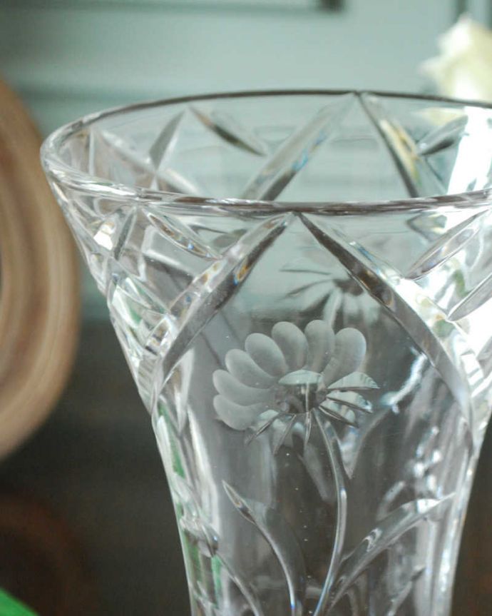 アンティーク 雑貨のガラス小物　アンティーク雑貨　お花模様の素敵なアンティークプレスドグラスのフラワーベース。光が入るとキラキラと輝きますサイズが大きなプレスドグラスは、より太陽の光を反射してキラキラと輝きます。(pg-6036)