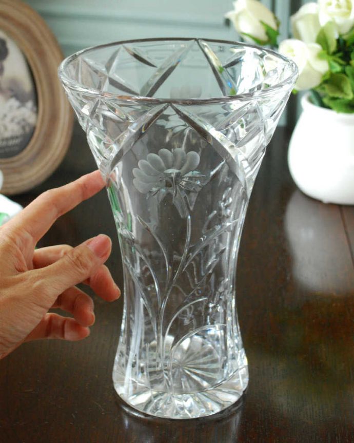 アンティーク 雑貨のガラス小物　アンティーク雑貨　お花模様の素敵なアンティークプレスドグラスのフラワーベース。置くだけで華やかな雰囲気大きなサイズの花器は、お家に1つは欲しいアイテム。(pg-6036)
