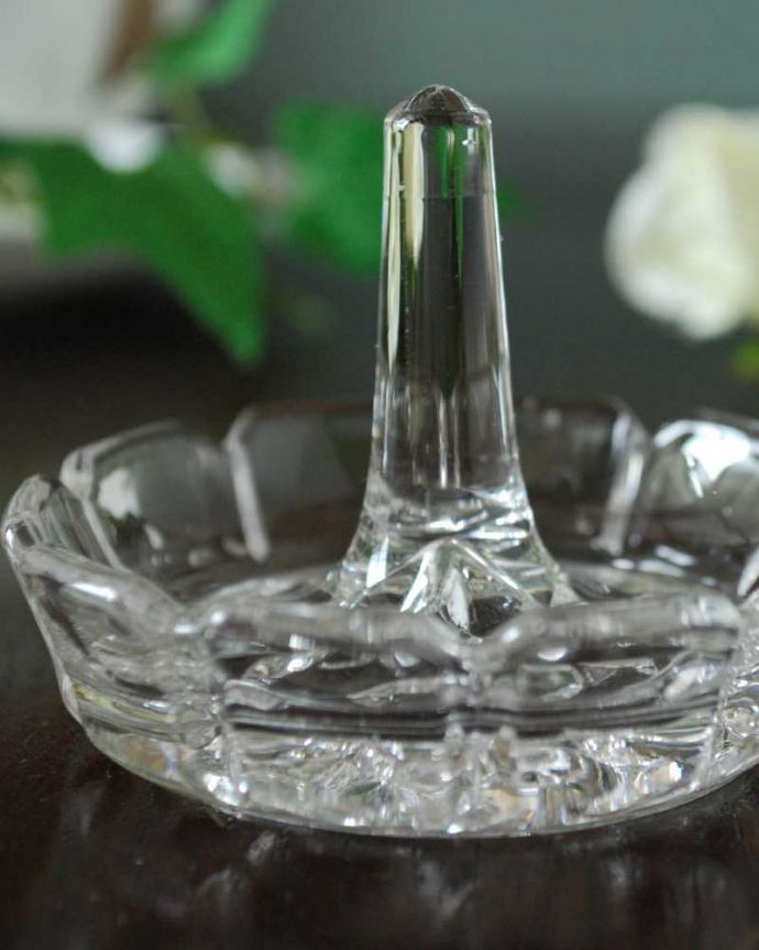 アンティーク 雑貨のガラス小物　アンティーク雑貨　お花が開いたような可愛いリングスタンド、イギリスアンティークのプレスドグラス。大切な指輪のために作られた場所真ん中に指輪を通して使われていたリングスタンド。(pg-6040)
