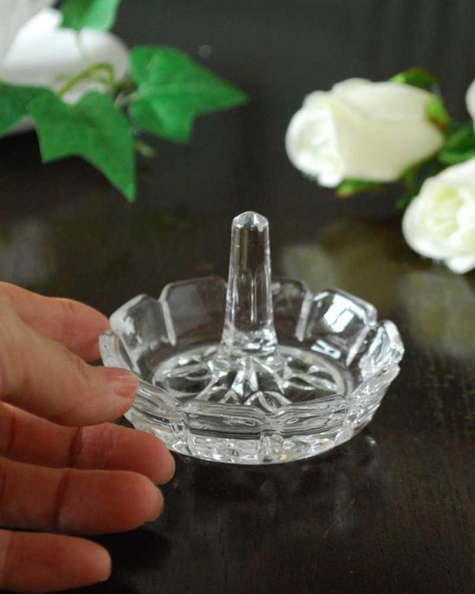 アンティーク 雑貨のガラス小物　アンティーク雑貨　お花が開いたような可愛いリングスタンド、イギリスアンティークのプレスドグラス。お気に入りのアクセサリーと一緒に真ん中に指輪を挿して周りにはピアスやネックレスを。(pg-6040)