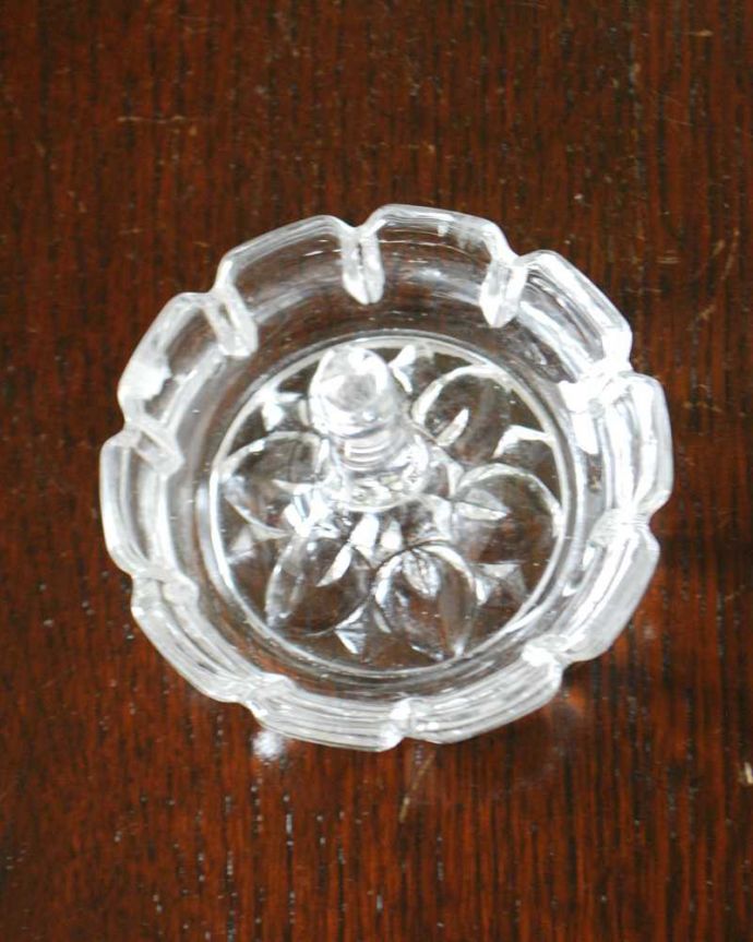 アンティーク 雑貨のガラス小物　アンティーク雑貨　お花が開いたような可愛いリングスタンド、イギリスアンティークのプレスドグラス。上から見るとこんな感じですアンティークなので多少のキズ・欠けがある場合がありますが、使用上問題ありませんので予めご了承下さい。(pg-6040)