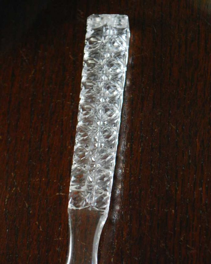 アンティーク 雑貨のガラス小物　アンティーク雑貨　持ち手が豪華に輝くガラスのスプーン、アンティークプレスドグラス 。実際に使える夢のようなガラスのカトラリーまるでおとぎ話に出てくるようなキラキラ輝くガラスで作られたスプーン。(pg-6042)