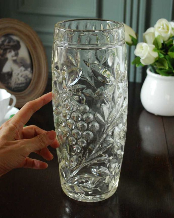 アンティーク 雑貨のガラス小物　アンティーク雑貨　葡萄とお花が美しいアンティーク プレスドグラスのフラワーベース。置くだけで華やかな雰囲気大きなサイズの花器は、お家に1つは欲しいアイテム。(pg-6043)