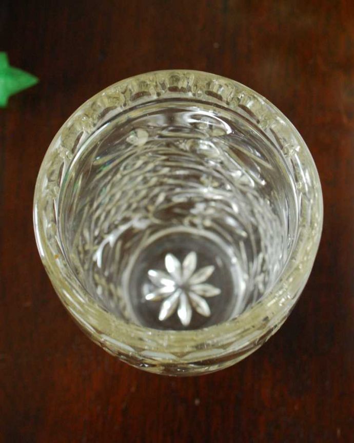 アンティーク 雑貨のガラス小物　アンティーク雑貨　葡萄とお花が美しいアンティーク プレスドグラスのフラワーベース。上からのぞいて見ると･･･アンティークなので多少のキズ・欠けがある場合がありますが、使用上問題はありませんので、ご了承下さい。(pg-6043)