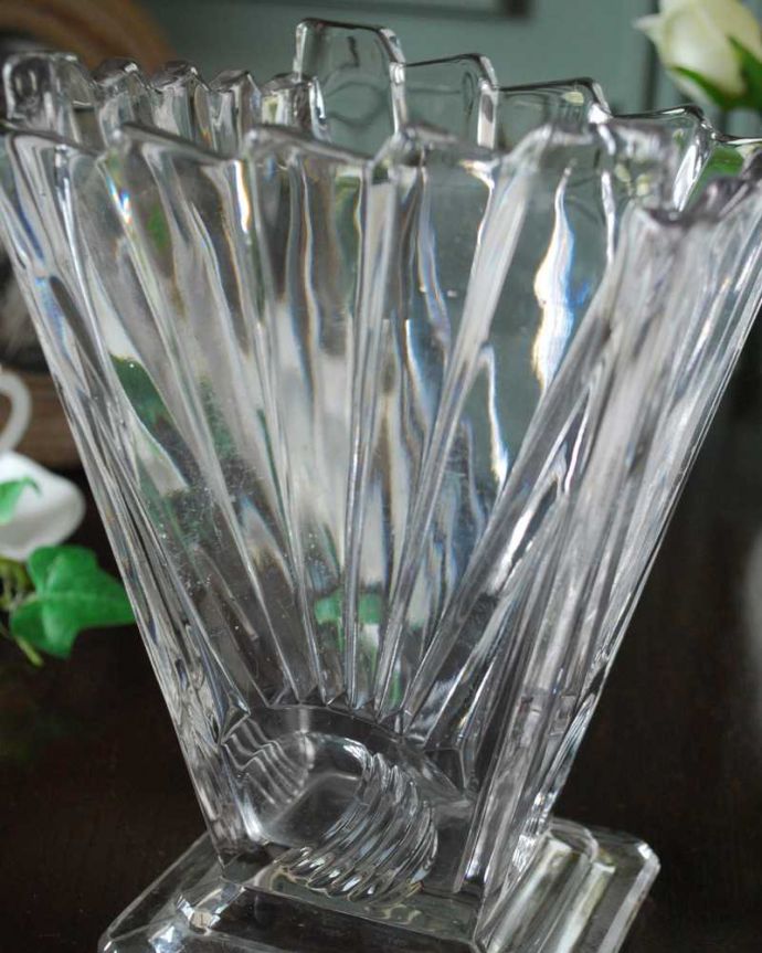アンティーク 雑貨のガラス小物　アンティーク雑貨　きらきら輝くガラスの花器、アンティークフラワーベース（プレスドグラス）。お花を入れずに眺めているだけで幸せな時間アンティークのガラスは成分が今のものと違うので、置いておくだけでキラキラ輝いて楽しめます。(pg-6045)