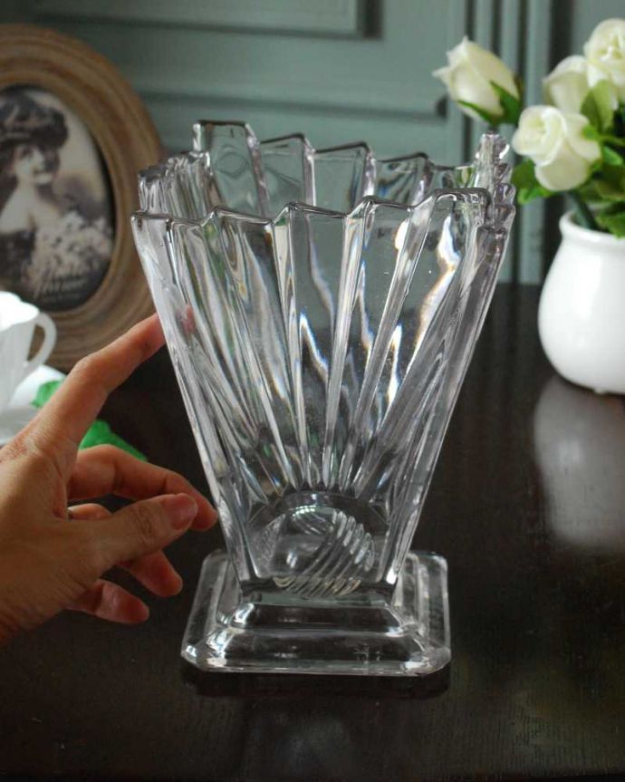 アンティーク 雑貨のガラス小物　アンティーク雑貨　きらきら輝くガラスの花器、アンティークフラワーベース（プレスドグラス）。気軽に使えるフラワーベース英国らしくいろんなサイズが見つかる花器。(pg-6045)