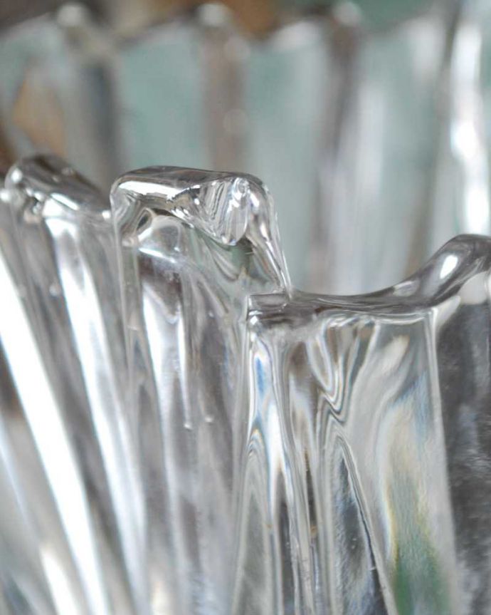 アンティーク 雑貨のガラス小物　アンティーク雑貨　きらきら輝くガラスの花器、アンティークフラワーベース（プレスドグラス）。カケがあるのでSALE価格ですカケがありました。(pg-6045)