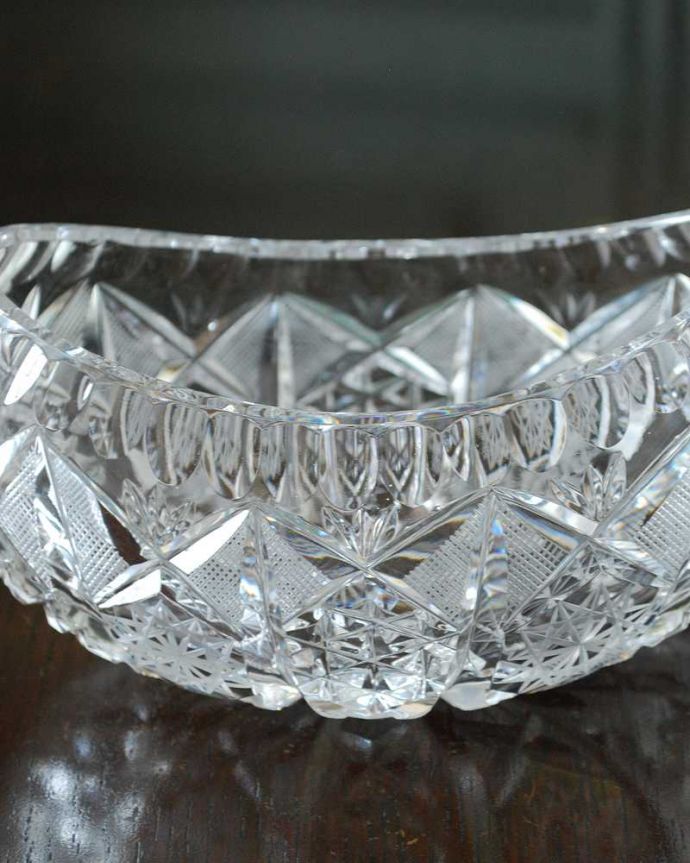 アンティーク 雑貨のガラス小物　アンティーク雑貨　フリルが華やかなアンティーク プレスドグラスのガラスボウル。食事の時間を楽しく過ごすために作られた器貴重だったガラスがプレスドグラスの発達によって気軽に手に入るようになった時代に作られたテーブルウェア。(pg-6049)