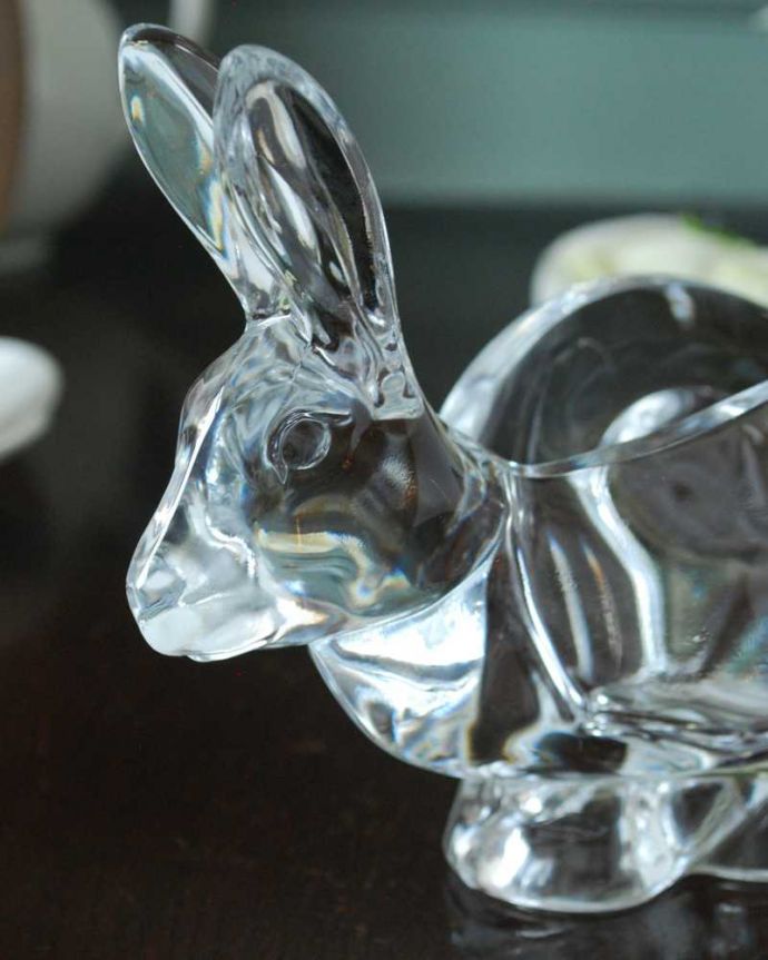 アンティーク 雑貨のガラス小物　アンティーク雑貨　アンティークガラスのオブジェ（ウサギ）イギリスで見つけたプレスドグラス 。美しく輝くガラスのオブジェキラキラと輝くガラスのオブジェはどこに置いても華やかな存在感です。(pg-6053)