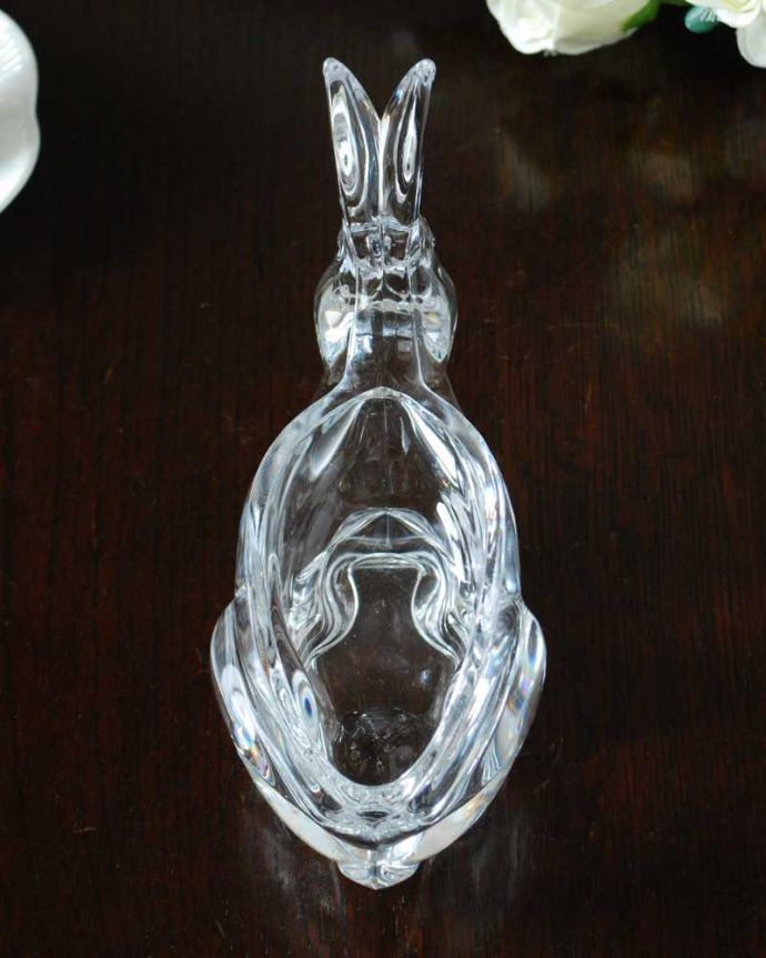 アンティーク 雑貨のガラス小物　アンティーク雑貨　アンティークガラスのオブジェ（ウサギ）イギリスで見つけたプレスドグラス 。上から見ると、こんな形アンティークなので多少のキズやカケがある場合はありますが、使用上問題はありませんのでご了承下さい。(pg-6053)