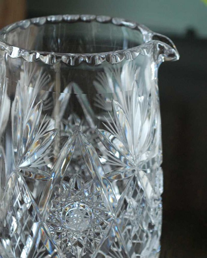 アンティーク 雑貨のガラス小物　アンティーク雑貨　特別な日の食卓にも似合うアンティークプレスドグラスのピッチャー。英国の家庭には必ずあるウォータージャグアルコールを飲まない人のためにテーブルの中央にお水を置いて置かれていたウォータージャグ。(pg-6055)