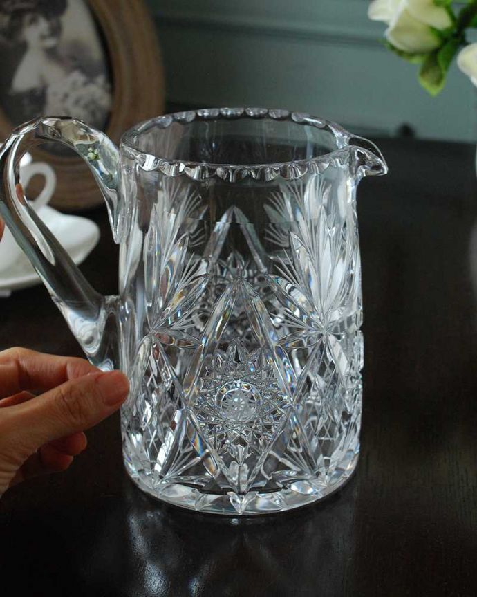アンティーク 雑貨のガラス小物　アンティーク雑貨　特別な日の食卓にも似合うアンティークプレスドグラスのピッチャー。いろんな使い方が出来ます飲み物を入れるのはもちろんフラワーベースとしても使いやすい便利なサイズです。(pg-6055)