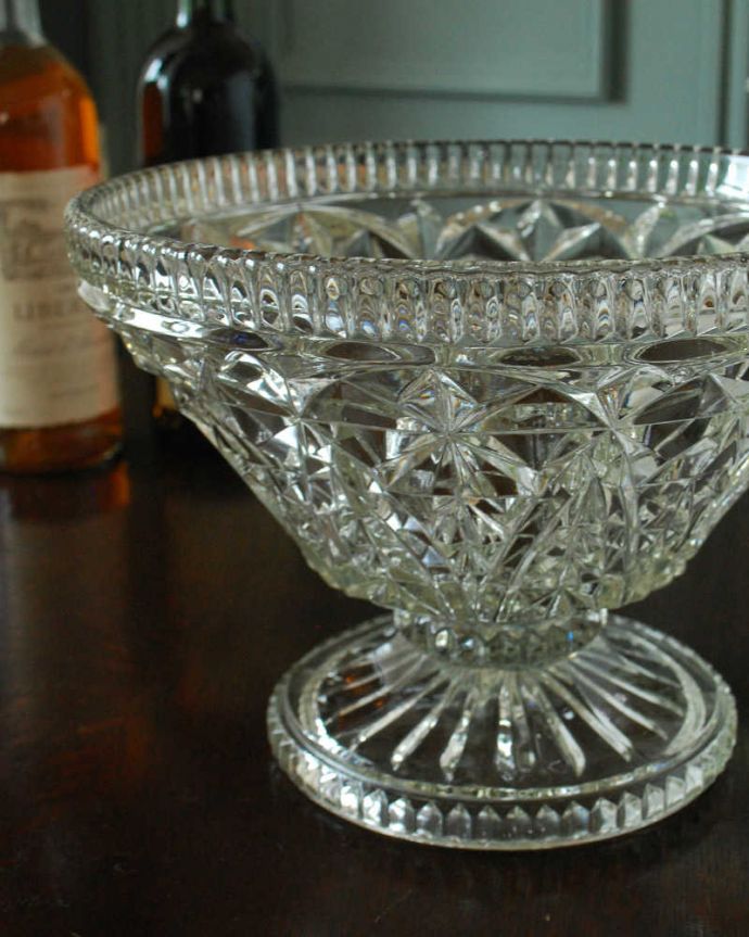 アンティーク 雑貨のガラス小物　アンティーク雑貨　キッラキラに輝くゴージャスな型押し、アンティークのプレスドグラスのボウル。食事の時間を楽しく過ごすために作られた器貴重だったガラスがプレスドグラスの発達によって気軽に手に入るようになった時代に作られたテーブルウェア。(pg-6061)